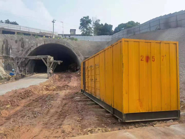 万载发电机出租自启装置的工作原理是什么？