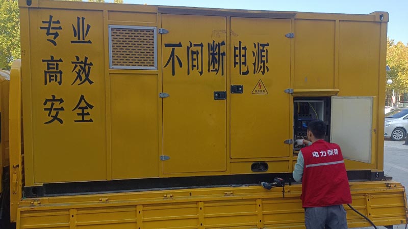 万载柴油发电机组和UPS电源配合使用时，如何避免切换过程中的电力中断？