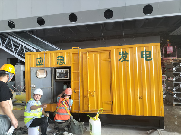 万载怎样判断空气滤清器是否需要更换？